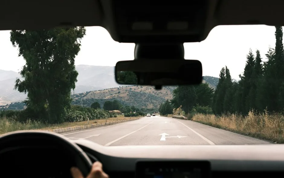 Route de montagne vue depuis le siège du conducteur