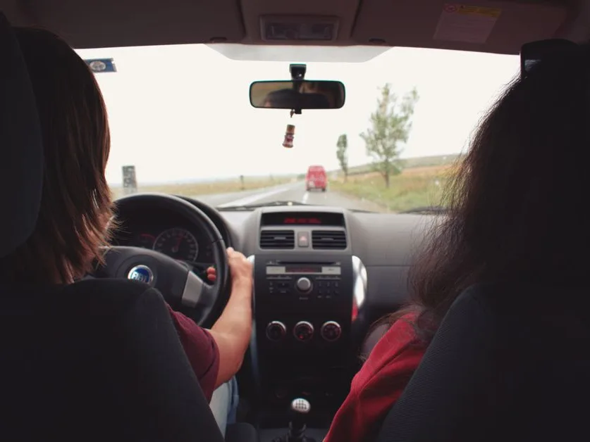 Essai d’une voiture sur une route de campagne